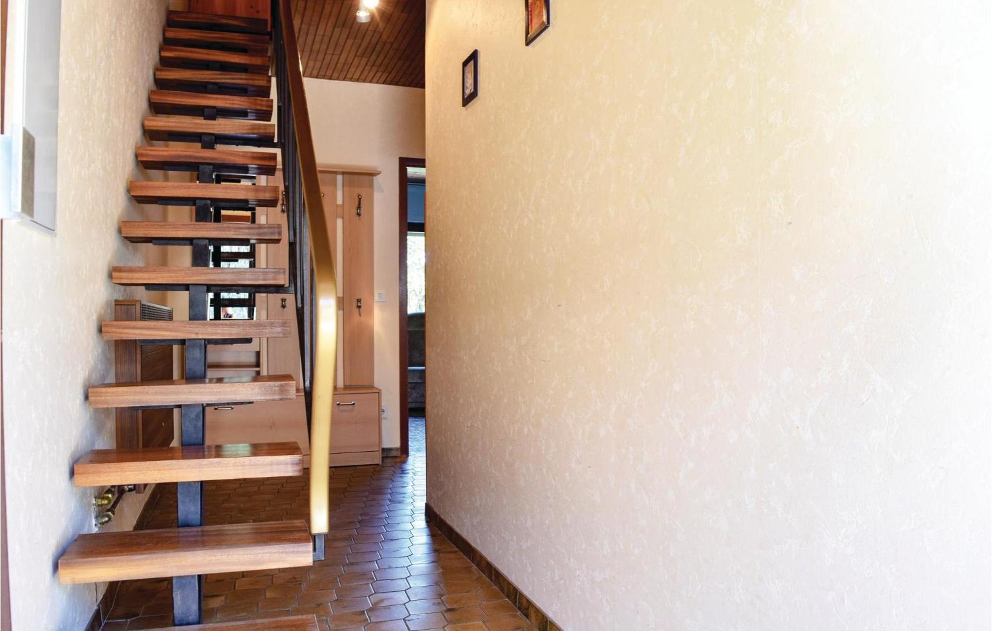 Cozy Home In Sellerich With Kitchen エクステリア 写真